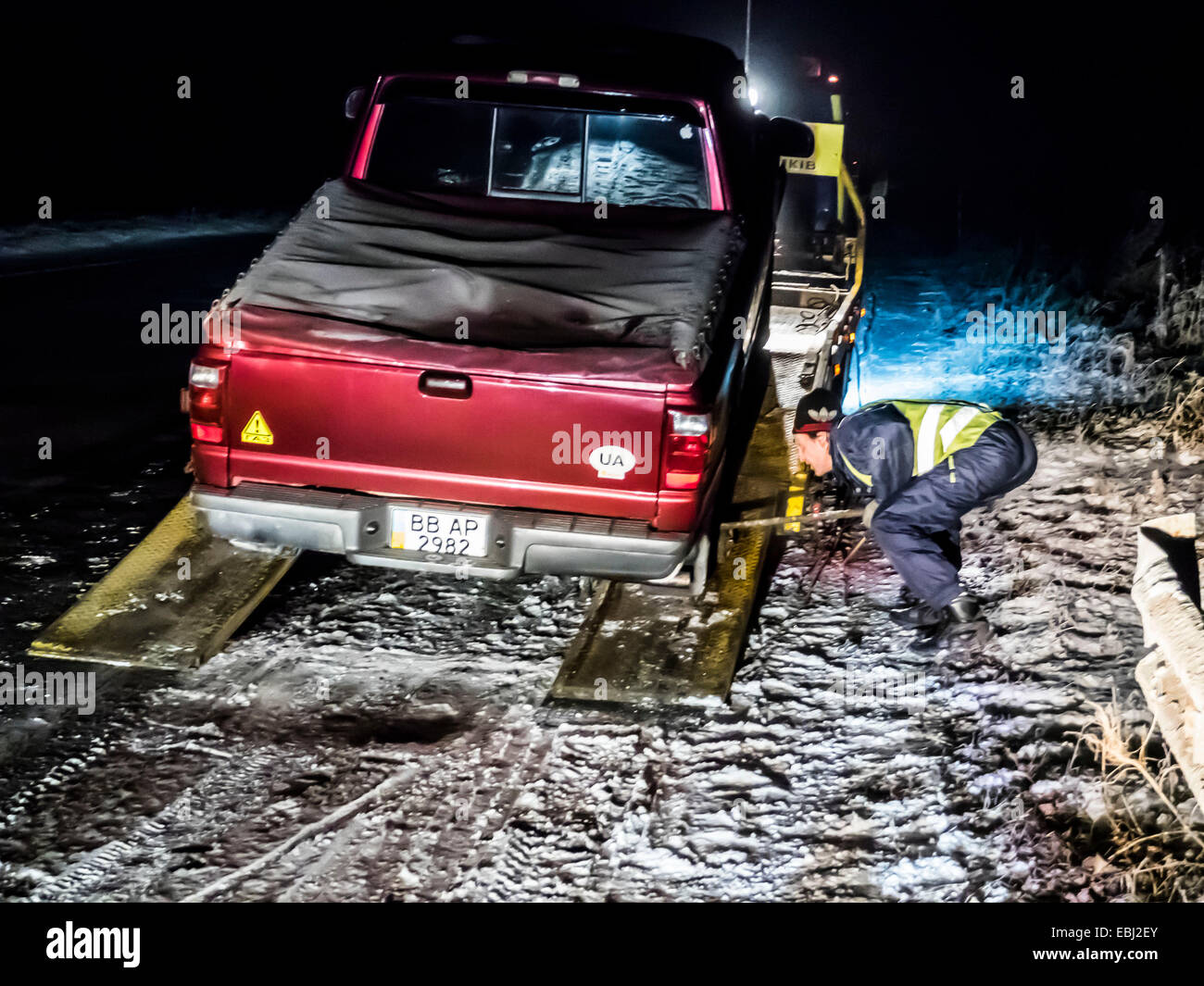 Carrello Ranger Ford è stato evacuato dopo la ripartizione sulla strada in inverno vicino a Kiev, in Ucraina. A causa di ritardi nella riparazione della vettura si è rotto il semiasse posteriore. Foto Stock