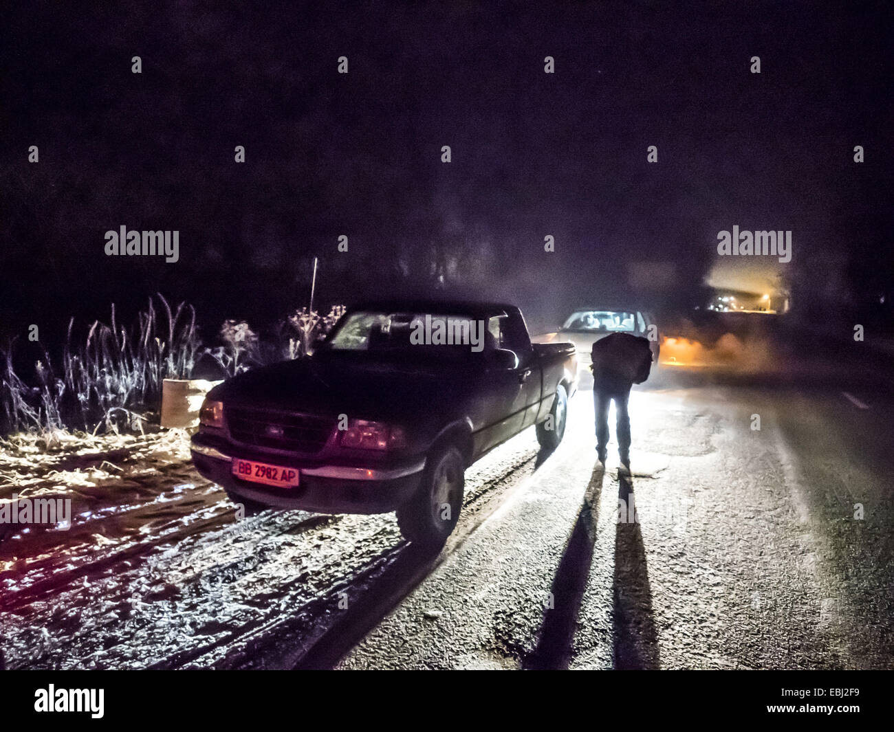 Carrello Ranger Ford è stato evacuato dopo la ripartizione sulla strada in inverno vicino a Kiev, in Ucraina. A causa di ritardi nella riparazione della vettura si è rotto il semiasse posteriore. 2° dic, 2014. © Igor Golovniov/ZUMA filo/Alamy Live News Foto Stock