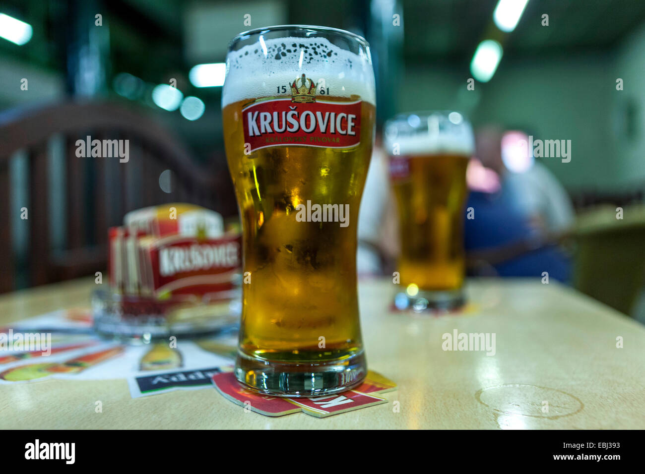 Krusovice birra in un bar, Praga Repubblica Ceca Foto Stock