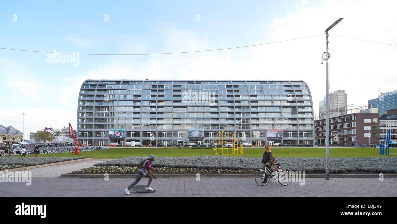 Sala Mercato Rotterdam, Rotterdam, Paesi Bassi. Architetto: MVRDV, 2014. Elevazione laterale con paesaggistici pubblica piazza. Foto Stock