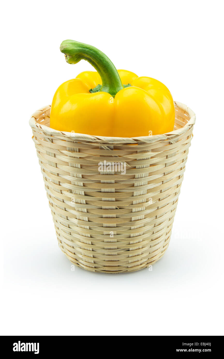Peperone giallo pepe nel cestello di bambù isolati su sfondo bianco Foto Stock