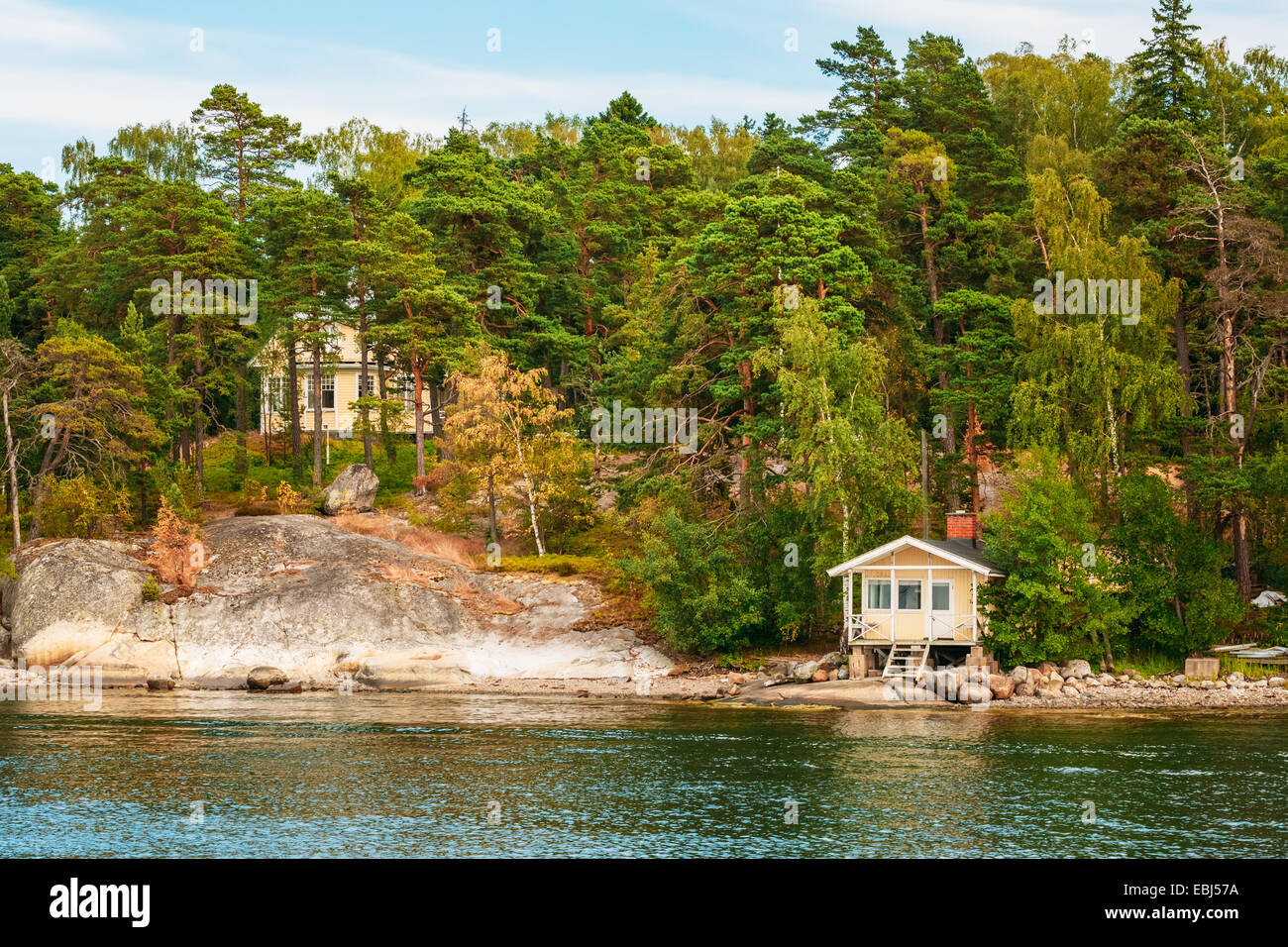 Finnish sauna in legno Log Cabin sull isola in estate Foto Stock