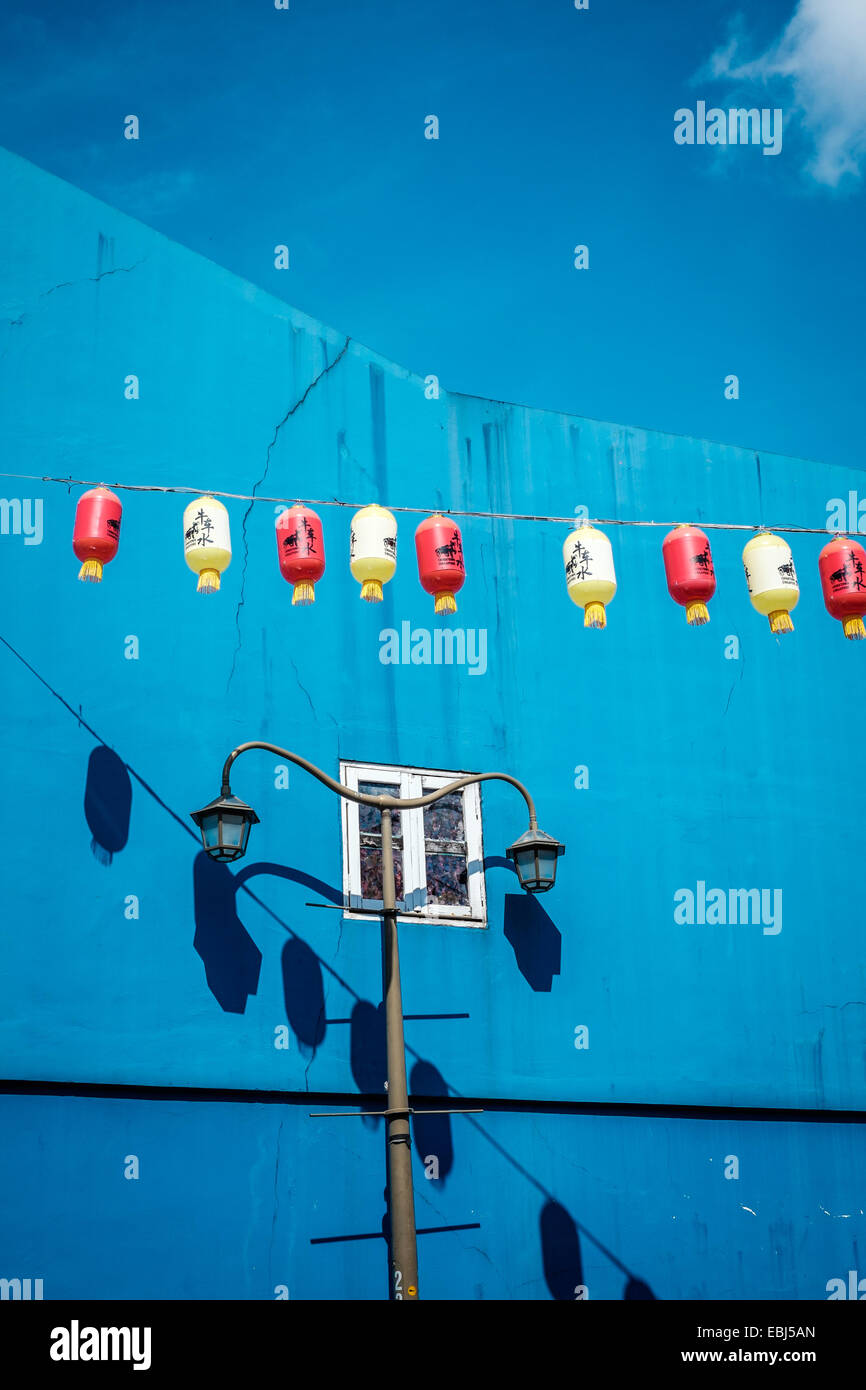 Edificio blu nella Chinatown di Singapore Foto Stock