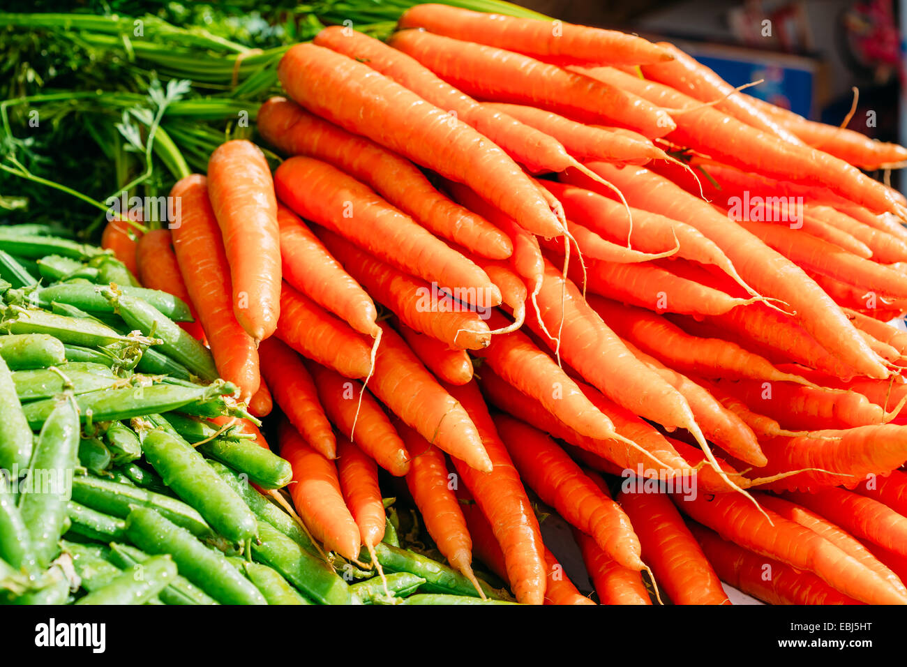 Ortaggi freschi organici fagioli verde e arancione carote. Produzione di Cibo locale di mercato. Foto Stock