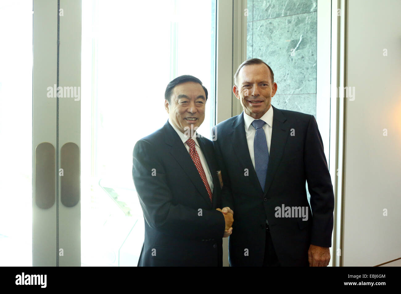 Canberra. 2° dic, 2014. Foto fornita dalla Cina imprenditore Club mostra il primo ministro australiano Tony Abbott (R) che posano per una foto con Ma Weihua, un banchiere cinese e e presidente esecutivo della Cina imprenditore Club (CEC), presso la sede del Parlamento a Canberra, Australia, dal 1 dicembre 2014. Il Primo Ministro australiano Tony Abbott ha incontrato lunedì con parte superiore gli imprenditori cinesi dalla Cina imprenditore Club che hanno visitato in Australia alla ricerca di opportunità di business. © Xinhua/Alamy Live News Foto Stock