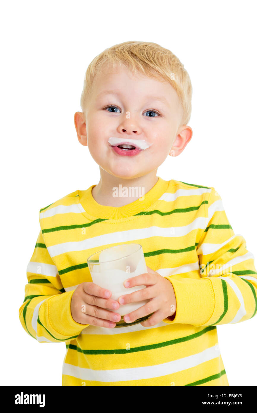 Kid ragazzo di bere latte o yogurt Foto Stock