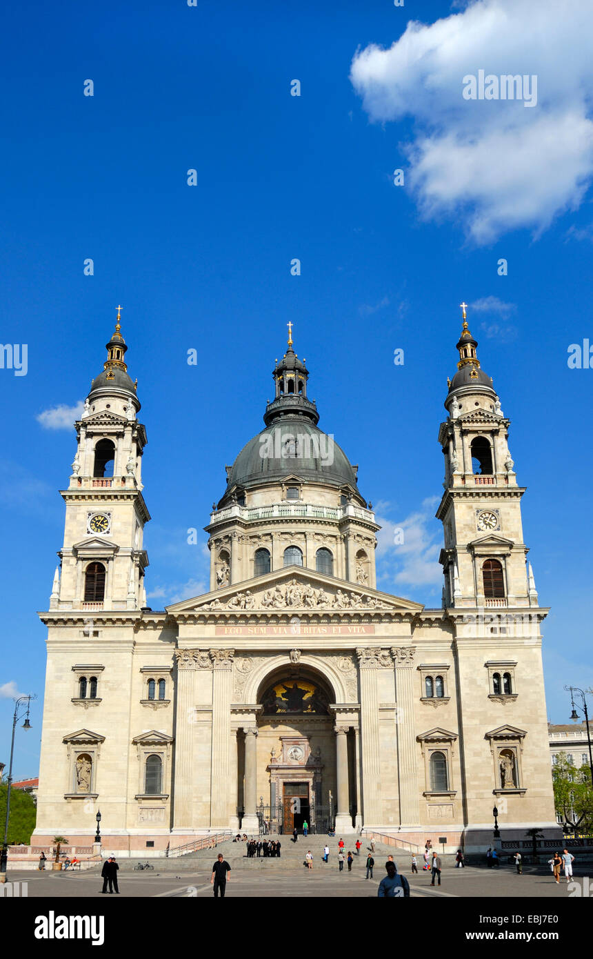 Budapest, Ungheria. Dalla Basilica di Santo Stefano, visto da Zrinyi utca. Foto Stock