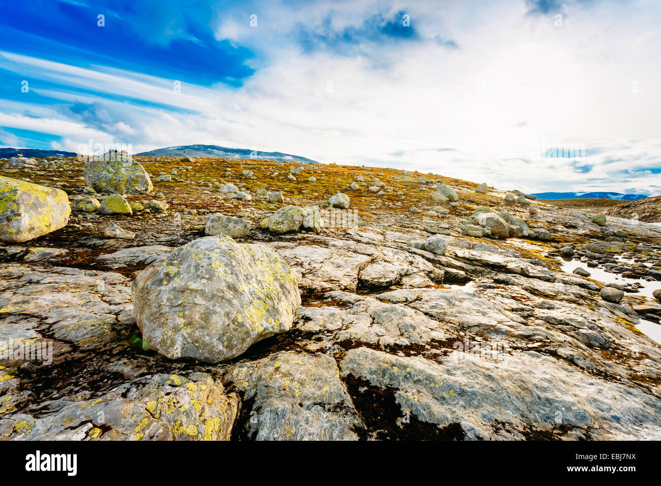 Norvegia natura paesaggio, montagne norvegesi sotto Sunny Blue Sky Foto Stock