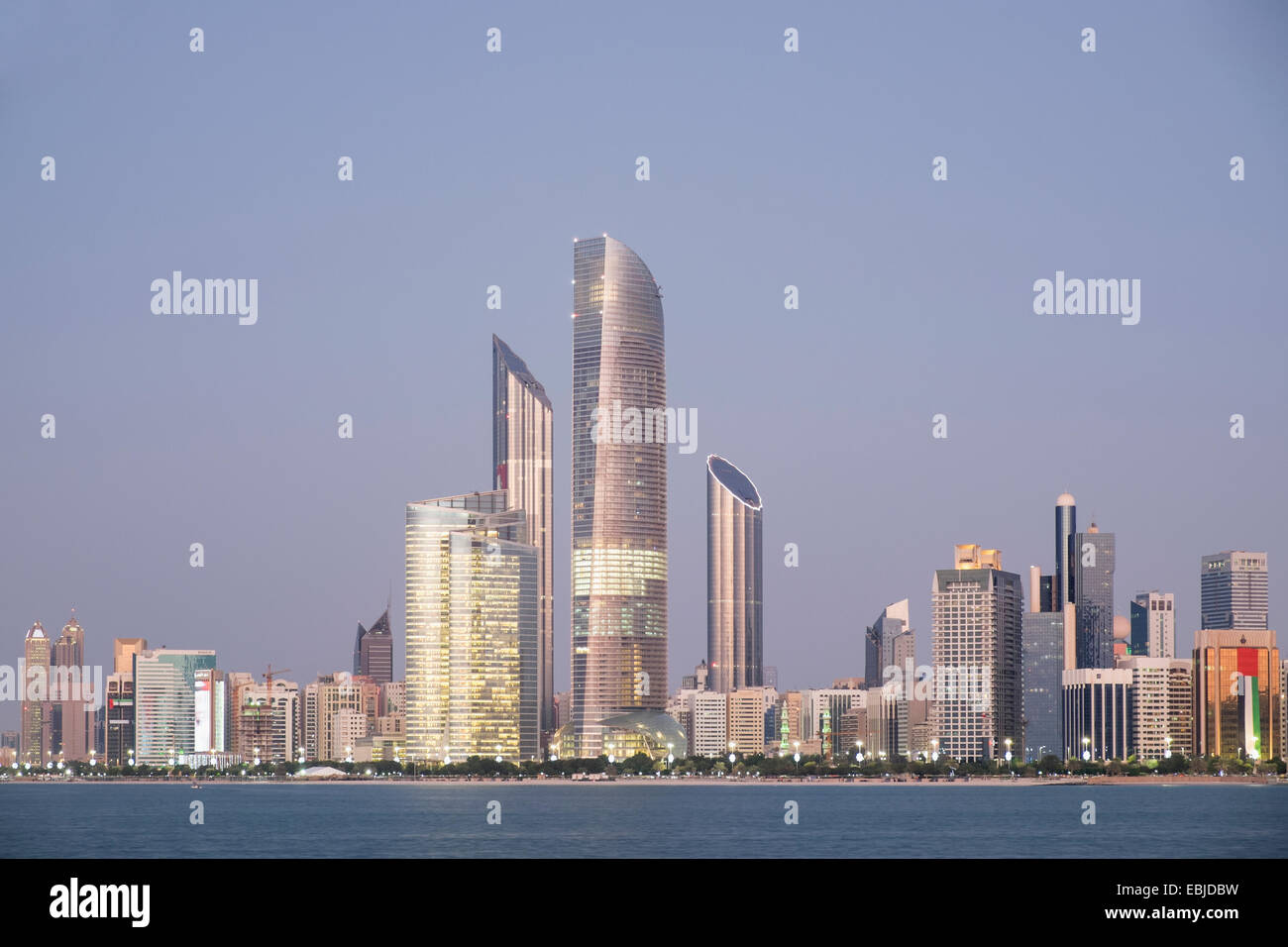 Skyline di moderni edifici lungo il lungomare Corniche di Abu Dhabi Emirati Arabi Uniti Foto Stock