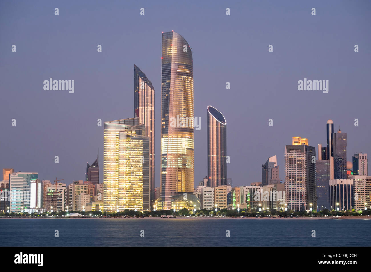 Skyline di moderni edifici lungo il lungomare Corniche di Abu Dhabi Emirati Arabi Uniti Foto Stock