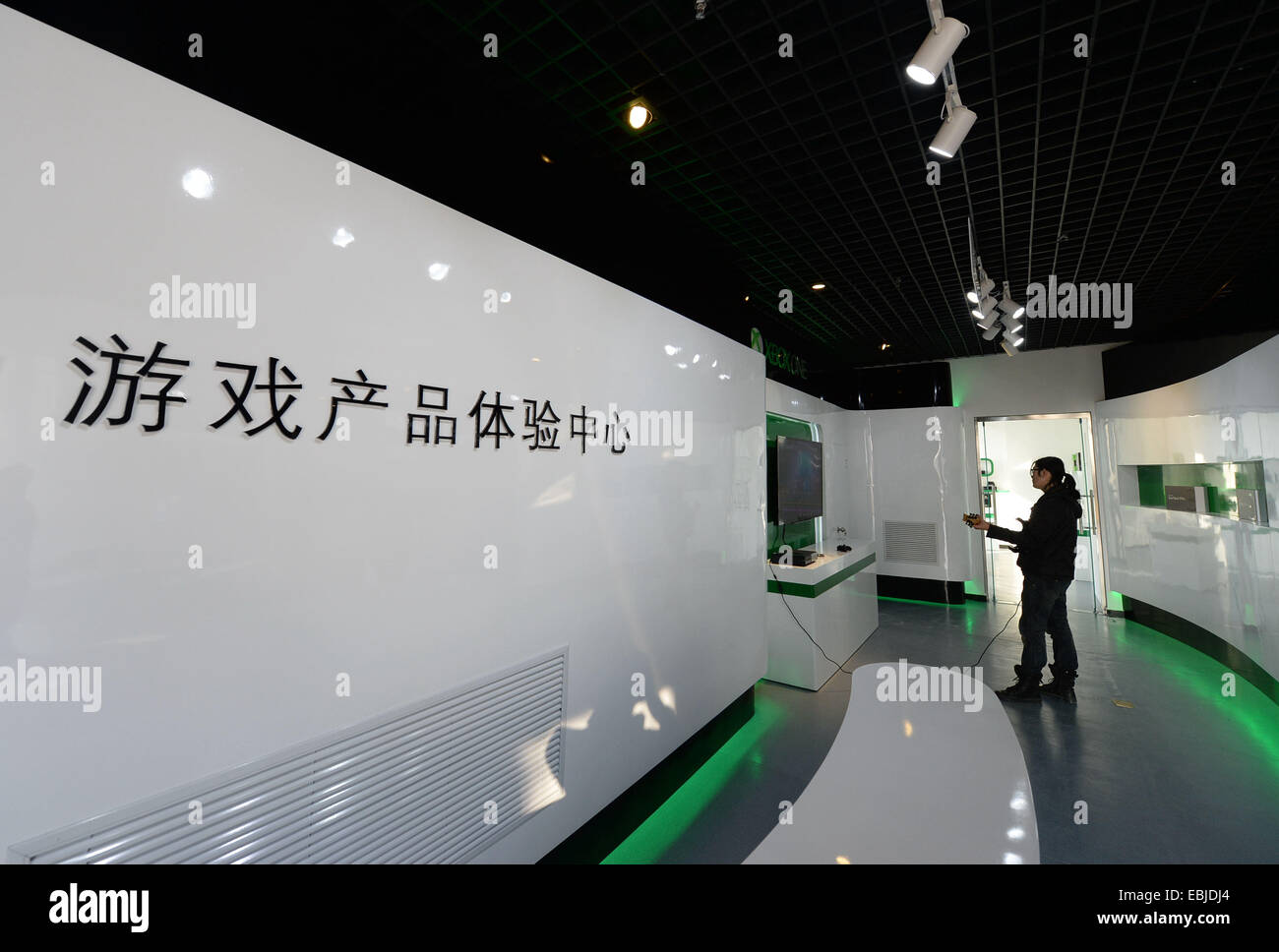 Shijiazhuang cinese nella provincia di Hebei. 2° dic, 2014. Un uomo che riproduce il video giochi al gioco di Microsoft Innovation Center in Dachang Hui contea autonoma, a nord della Cina di nella provincia di Hebei, Dicembre 2, 2014. Il centro che si è aperto il martedì è la seconda incubazione base del gioco innovazione fondata da Microsoft Corp in Cina. Credito: Wang Xiao/Xinhua/Alamy Live News Foto Stock