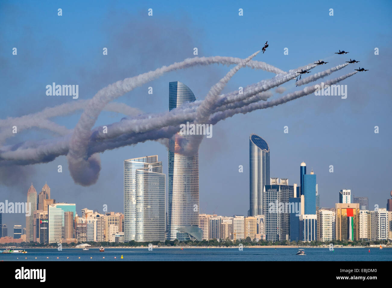 Al Fursan l'acrobazia team di dimostrazione degli Emirati Arabi Uniti Air Force visualizzare lungo lungomare Corniche di Abu Dhabi Foto Stock