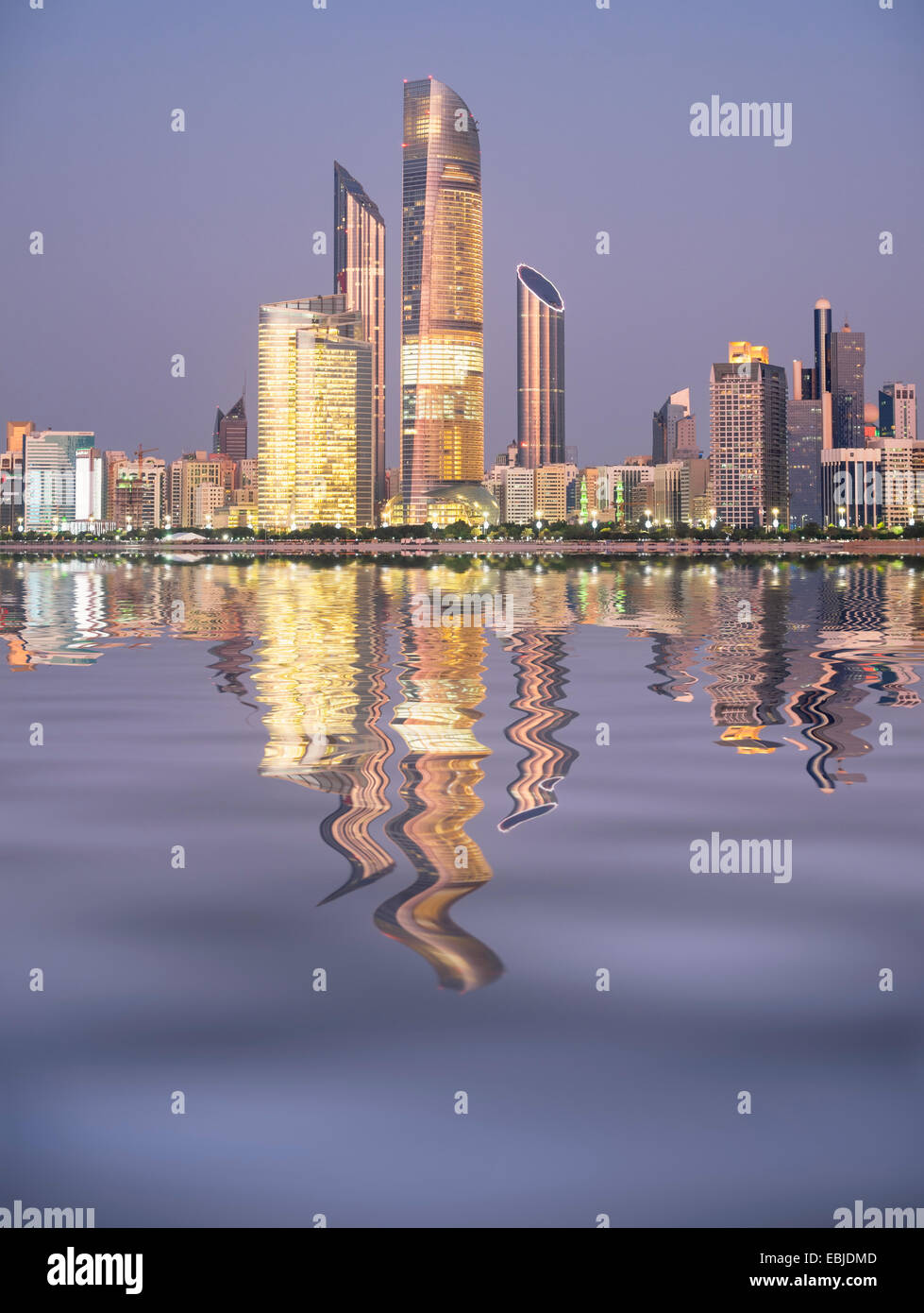 Skyline e riflessione di moderni edifici lungo il lungomare Corniche di Abu Dhabi Emirati Arabi Uniti Foto Stock