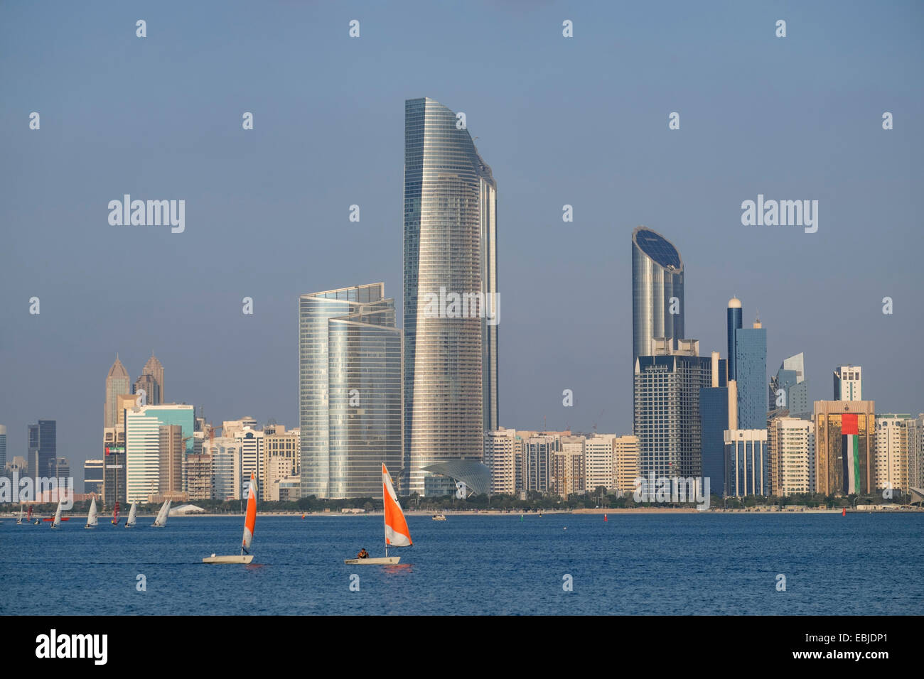 Skyline di moderni edifici lungo il lungomare Corniche di Abu Dhabi Emirati Arabi Uniti Foto Stock