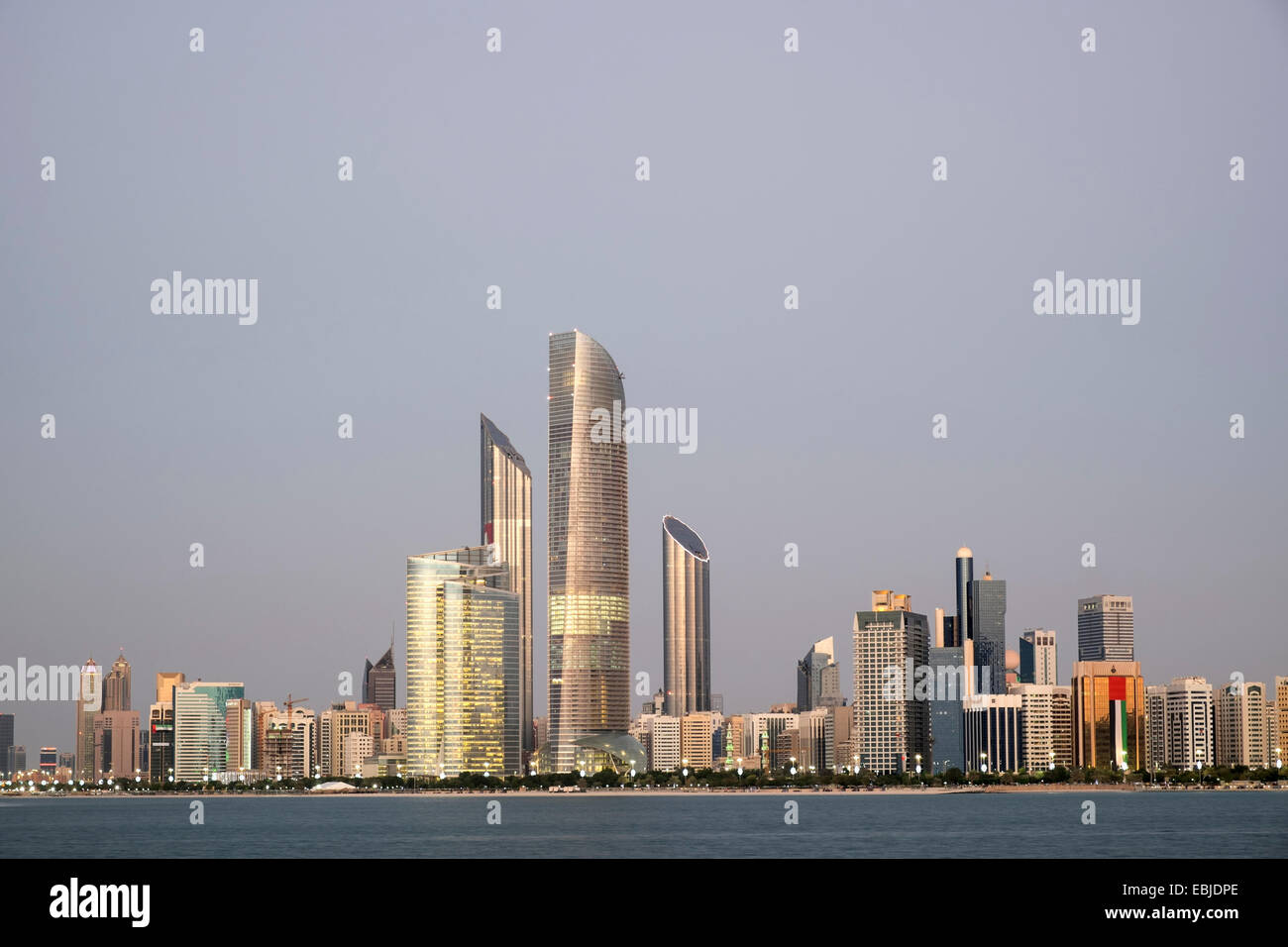 Skyline di moderni edifici lungo il lungomare Corniche di Abu Dhabi Emirati Arabi Uniti Foto Stock
