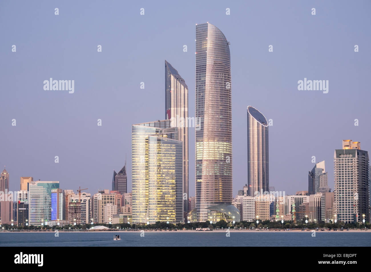 Skyline di moderni edifici lungo il lungomare Corniche di Abu Dhabi Emirati Arabi Uniti Foto Stock