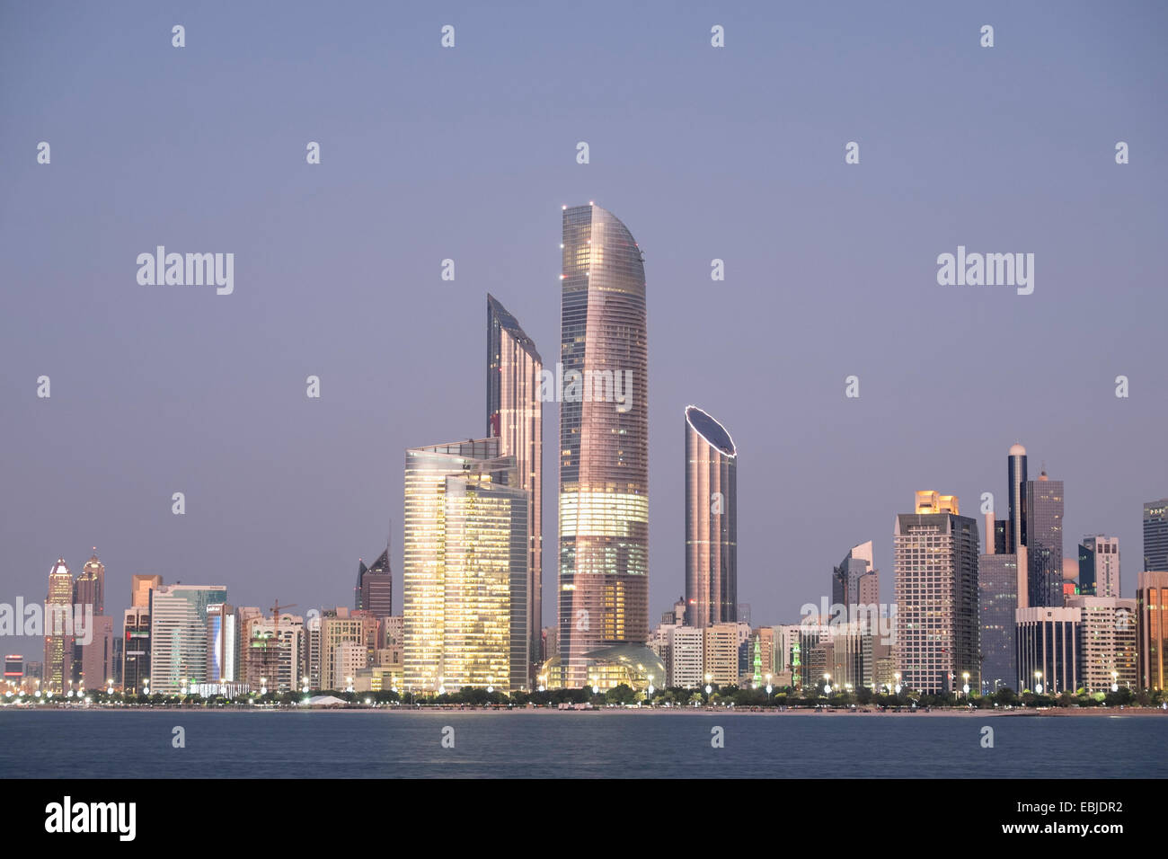Skyline di moderni edifici lungo il lungomare Corniche di Abu Dhabi Emirati Arabi Uniti Foto Stock