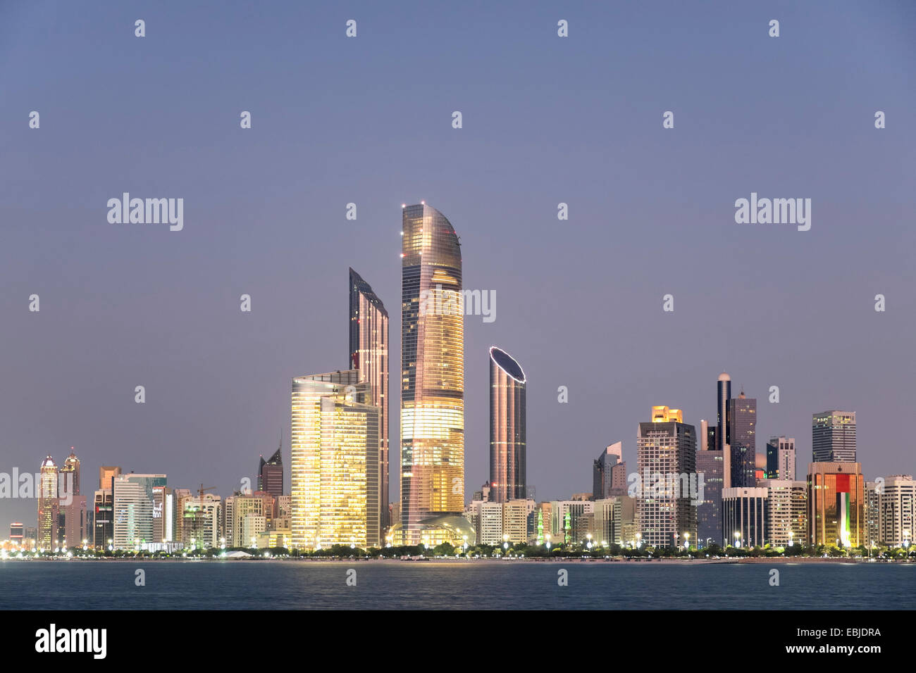 Skyline di moderni edifici lungo il lungomare Corniche di Abu Dhabi Emirati Arabi Uniti Foto Stock