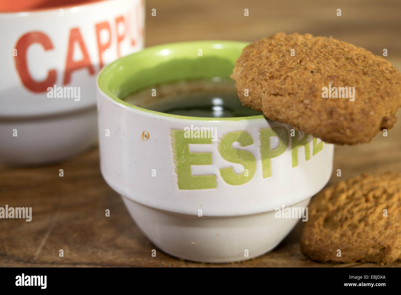 La colazione italiana: caffè aromatico espresso con i cookie Foto Stock