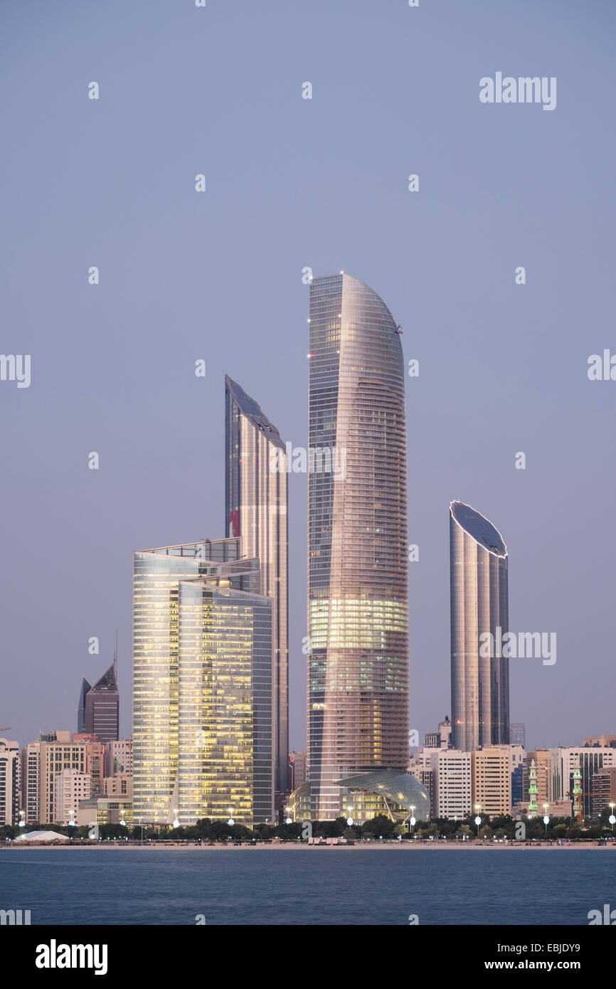 Skyline di moderni edifici lungo il lungomare Corniche di Abu Dhabi Emirati Arabi Uniti Foto Stock