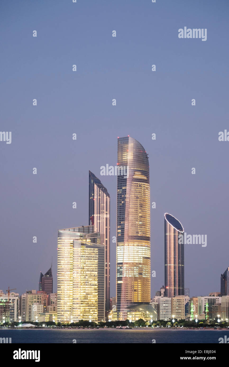 Skyline di moderni edifici lungo il lungomare Corniche di Abu Dhabi Emirati Arabi Uniti Foto Stock