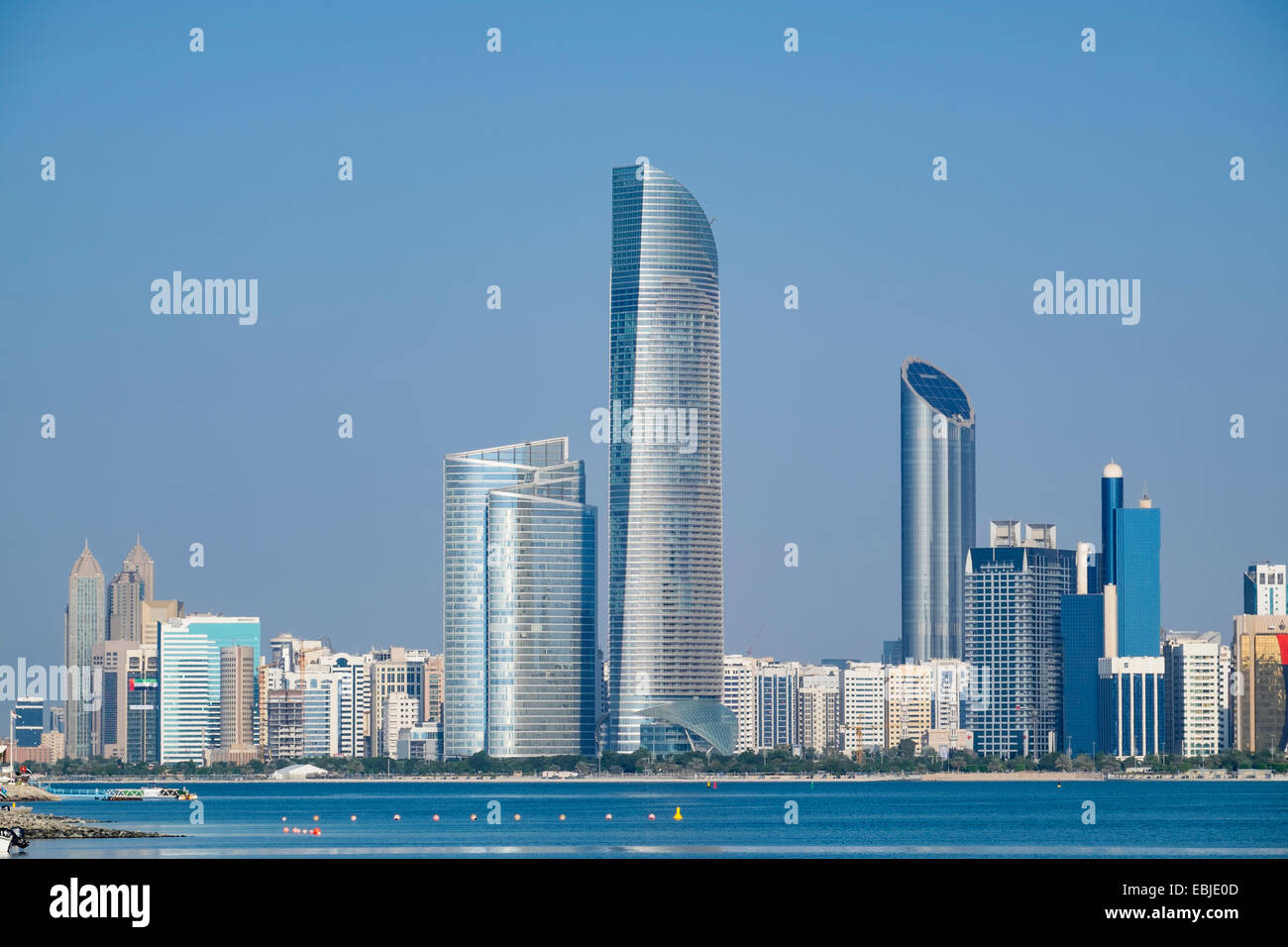 Skyline di moderni edifici lungo il lungomare Corniche di Abu Dhabi Emirati Arabi Uniti Foto Stock