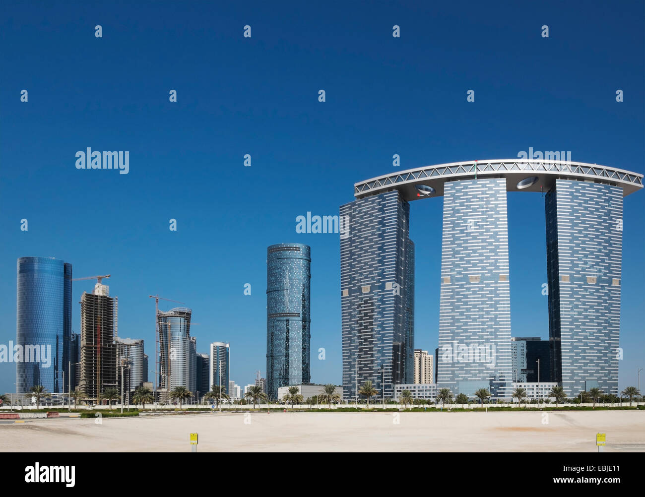 Un moderno alto edificio residenziale e di edifici per uffici, Torre di Porta sulla destra, in costruzione su Al Reem Island Abu Dhabi Emirati arabi uniti Foto Stock