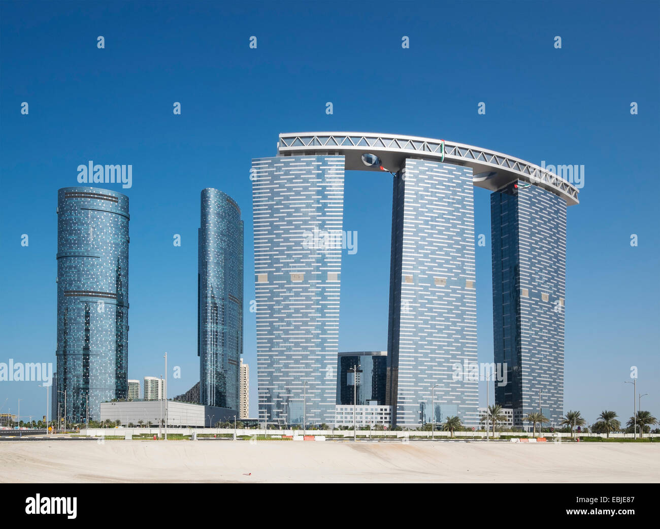 Un moderno alto edificio residenziale e di edifici per uffici, Torre di Porta sulla destra, in costruzione su Al Reem Island in Abu Dhabi Emirati arabi uniti Foto Stock