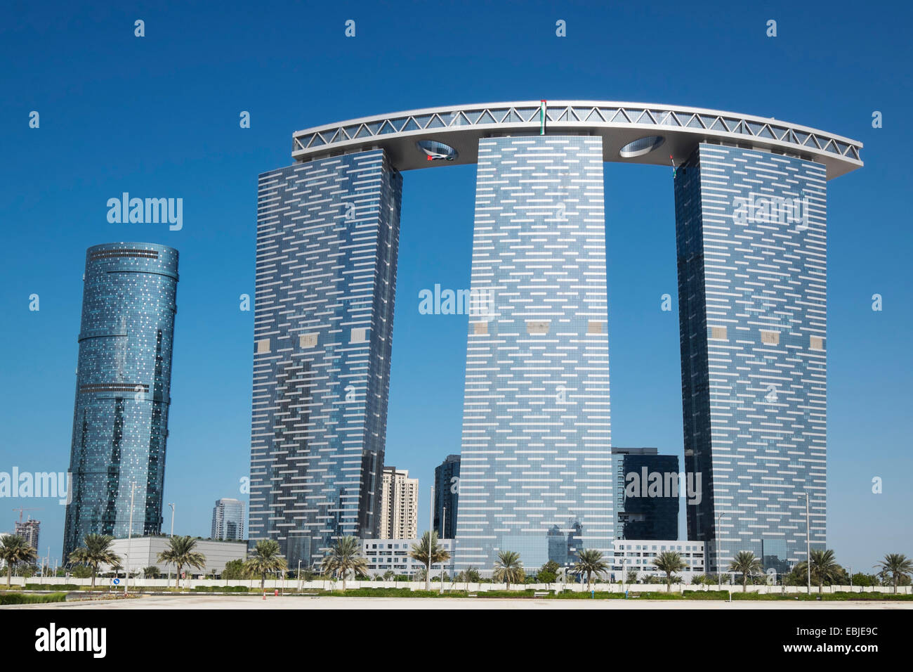 Un moderno alto edificio residenziale e di edifici per uffici, Torre di Porta sulla destra, in costruzione su Al Reem Island in Abu Dhabi Emirati arabi uniti Foto Stock