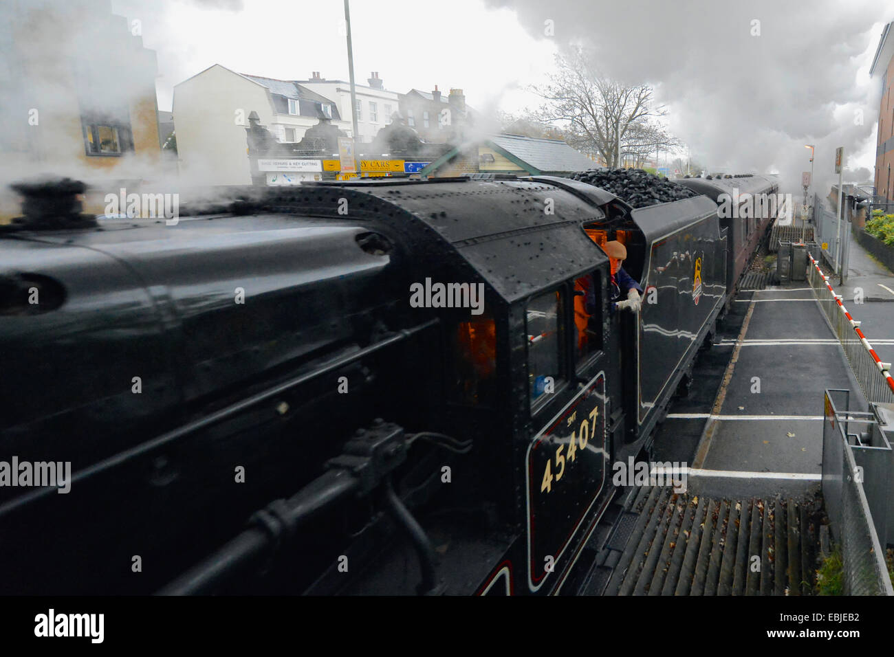 Regno Unito Reigate, Surrey. 0856 ore martedì 2 dicembre 2014. "Cattedrali Express treno", comprendente due di solo 18 sopravvissuti di "Black 5 locomotive": LMT Classe 5MT 4-6-0 numeri Stanier 44871 Classe "Black cinque" e la Stanier 45407 Classe "Black cinque", targate "Il Lancashire Fusilier" locomotive a vapore insieme haul passeggeri in velocità attraverso le colline del Surrey a Reigate in Surrey, 0856 ore martedì 2 dicembre 2014 en route a Bath Spa e la stazione di Bristol Temple Meads. Credito: Foto di Lindsay Constable/Alamy Live News Foto Stock Regno Unito Reigate, Surrey. 0856 ore martedì 2 dicembre 2014. "Cattedrali Express treno", comprendente due di solo 18 sopravvissuti di "Black 5 locomotive": LMT Classe 5MT 4-6-0 numeri Stanier 44871 Classe "Black cinque" e la Stanier 45407 Classe "Black cinque", targate "Il Lancashire Fusilier" locomotive a vapore insieme haul passeggeri in velocità attraverso le colline del Surrey a Reigate in Surrey, 0856 ore martedì 2 dicembre 2014 en route a Bath Spa e la stazione di Bristol Temple Meads. Credito: Foto di Lindsay Constable/Alamy Live News Foto Stock