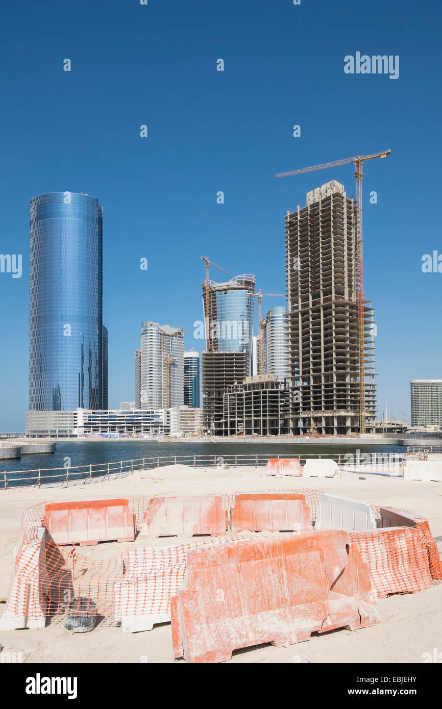 Un moderno alto edificio residenziale e di uffici di edifici in fase di costruzione in futuro Città delle Luci su Al Reem Island in Abu Dhabi Emirati arabi uniti Foto Stock