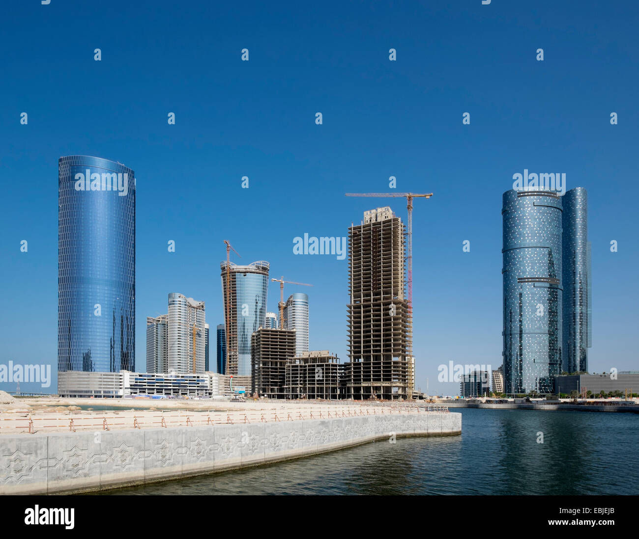 Un moderno alto edificio residenziale e di uffici di edifici in fase di costruzione in futuro Città delle Luci su Al Reem Island in Abu Dhabi Emirati arabi uniti Foto Stock