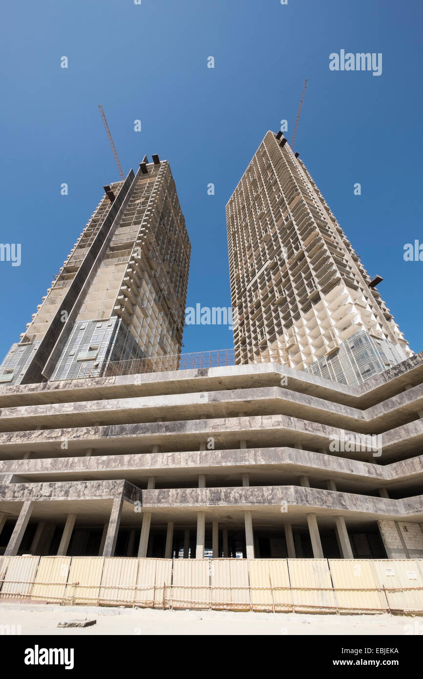 Un moderno alto edificio residenziale e ufficio edificio in costruzione al futuro Città delle Luci su Al Reem Island in Abu Dhabi unità Foto Stock