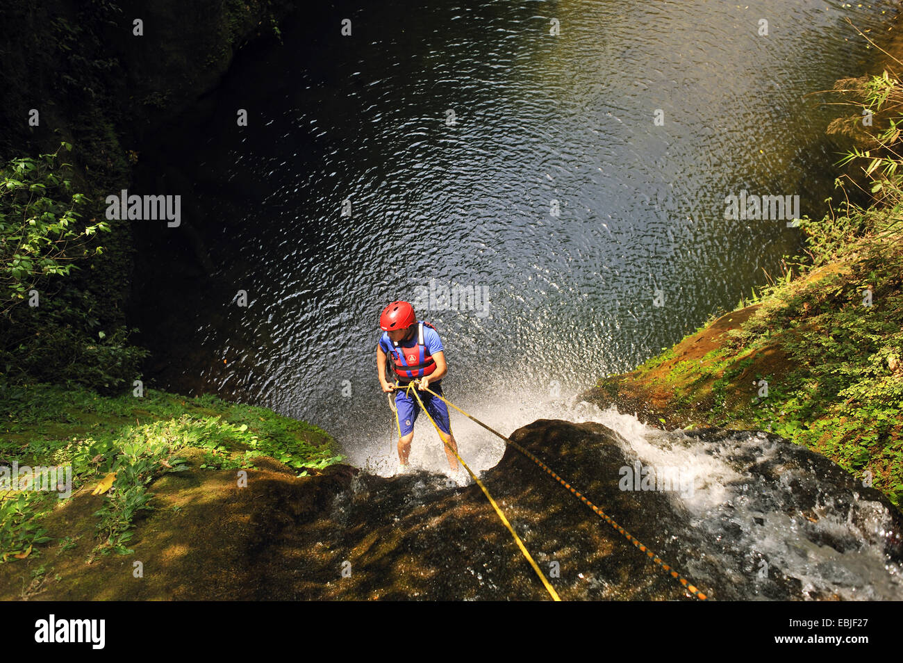 Giovane donna rappelling mentre Canyoning tra Pokhara e Kathmandu, Nepal Foto Stock