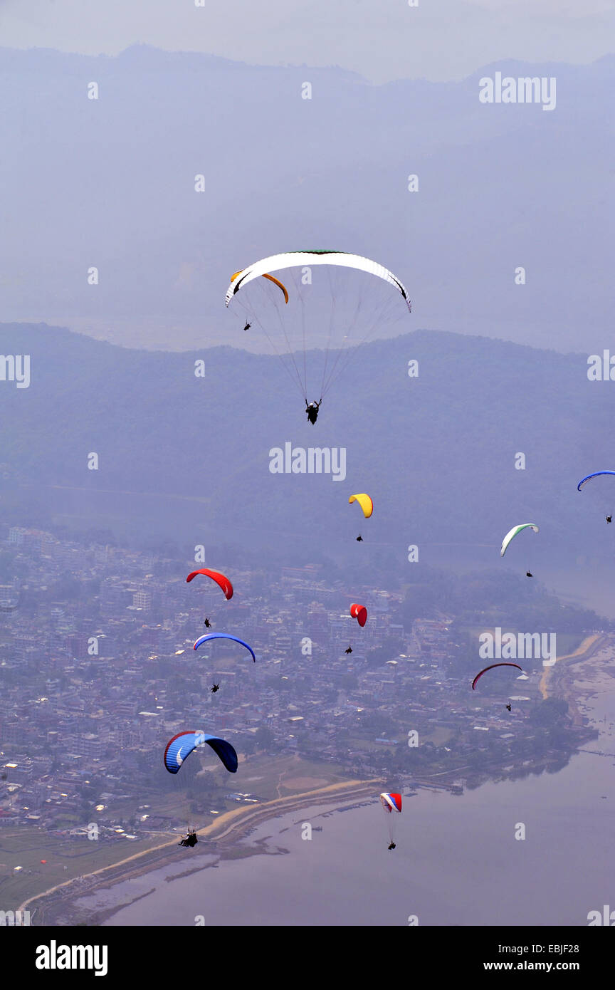 Paraglidiers oltre il Lago Phewa, Nepal, Pokhara Foto Stock