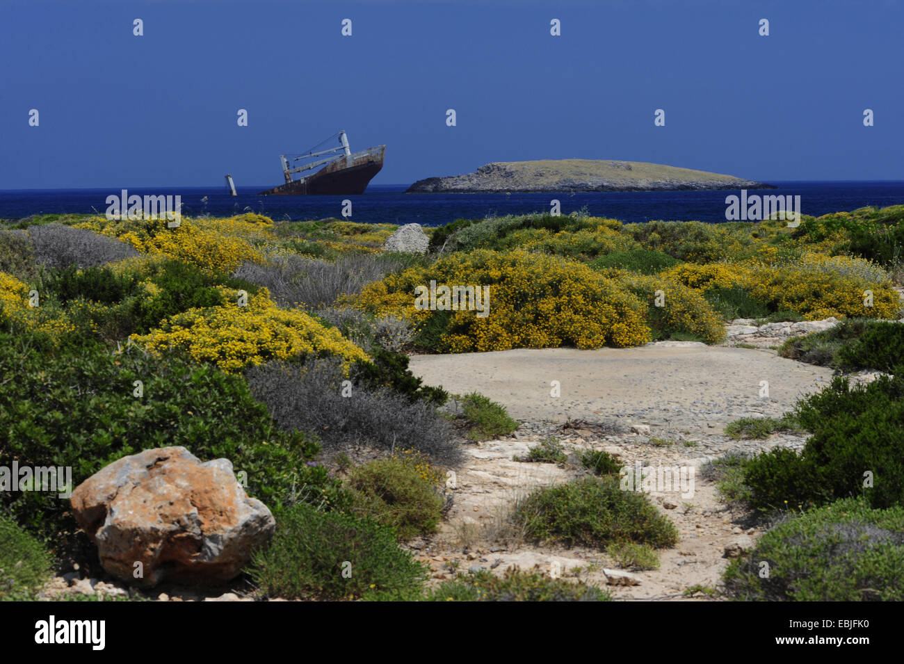 Nave arenata davanti all'isola Citera, Grecia KITHIRA Foto Stock