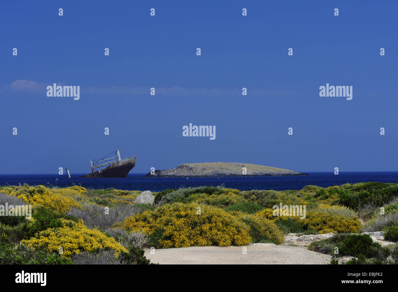 Nave arenata davanti all'isola Citera, Grecia KITHIRA Foto Stock