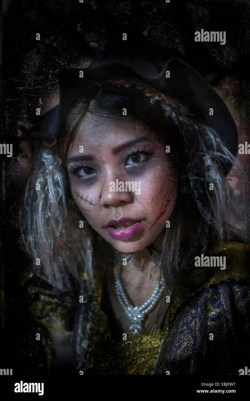 Donna di Halloween. Grunge e effetto testurizzato di una femmina zombie Foto Stock