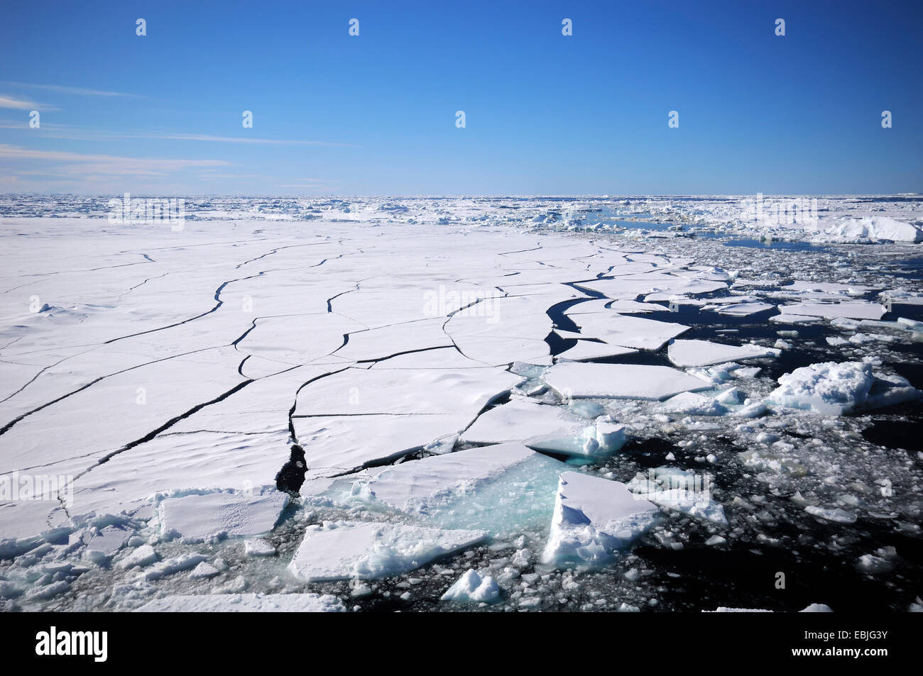Superficie di ghiaccio sul sud oceano polare rotto in ice floes da un rompighiaccio, Antartide Foto Stock