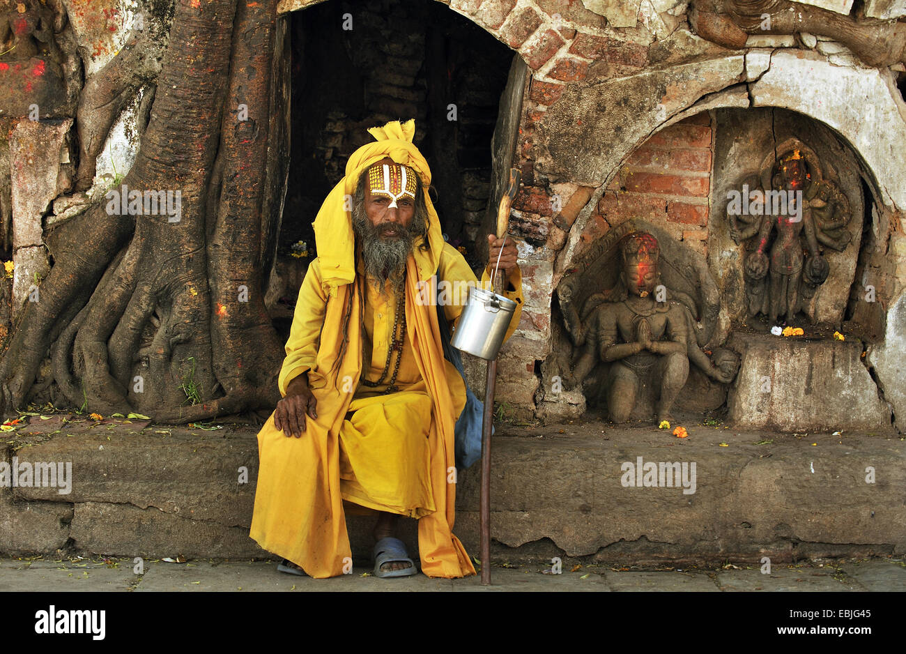 Sadhus indù (l'uomo che vive un strettamente alla vita religiosa) a Durbar Square, Nepal, Kathmandu Foto Stock