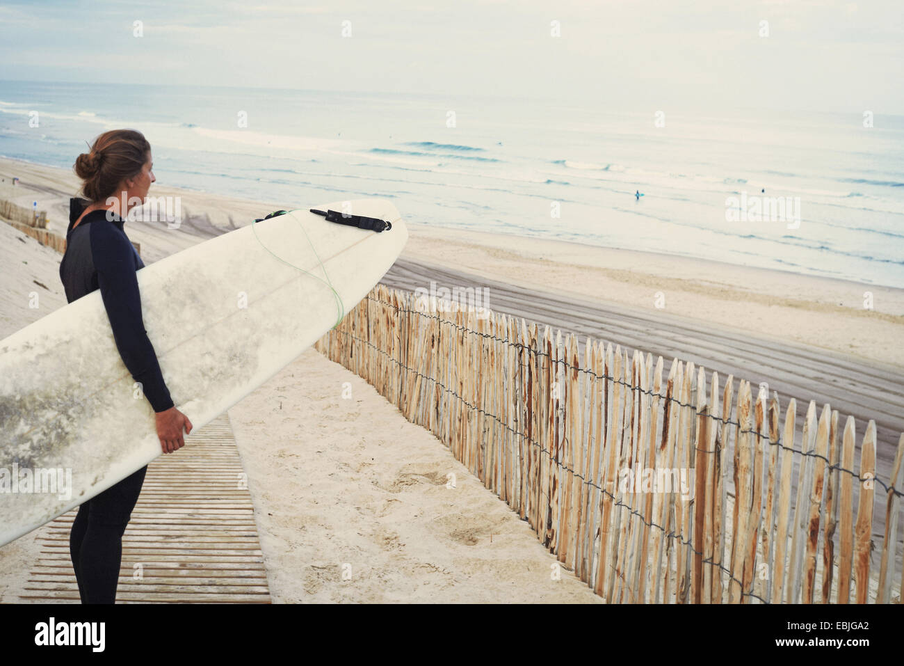 Surfer con tavola da surf sulla spiaggia Lacanau, Francia Foto Stock