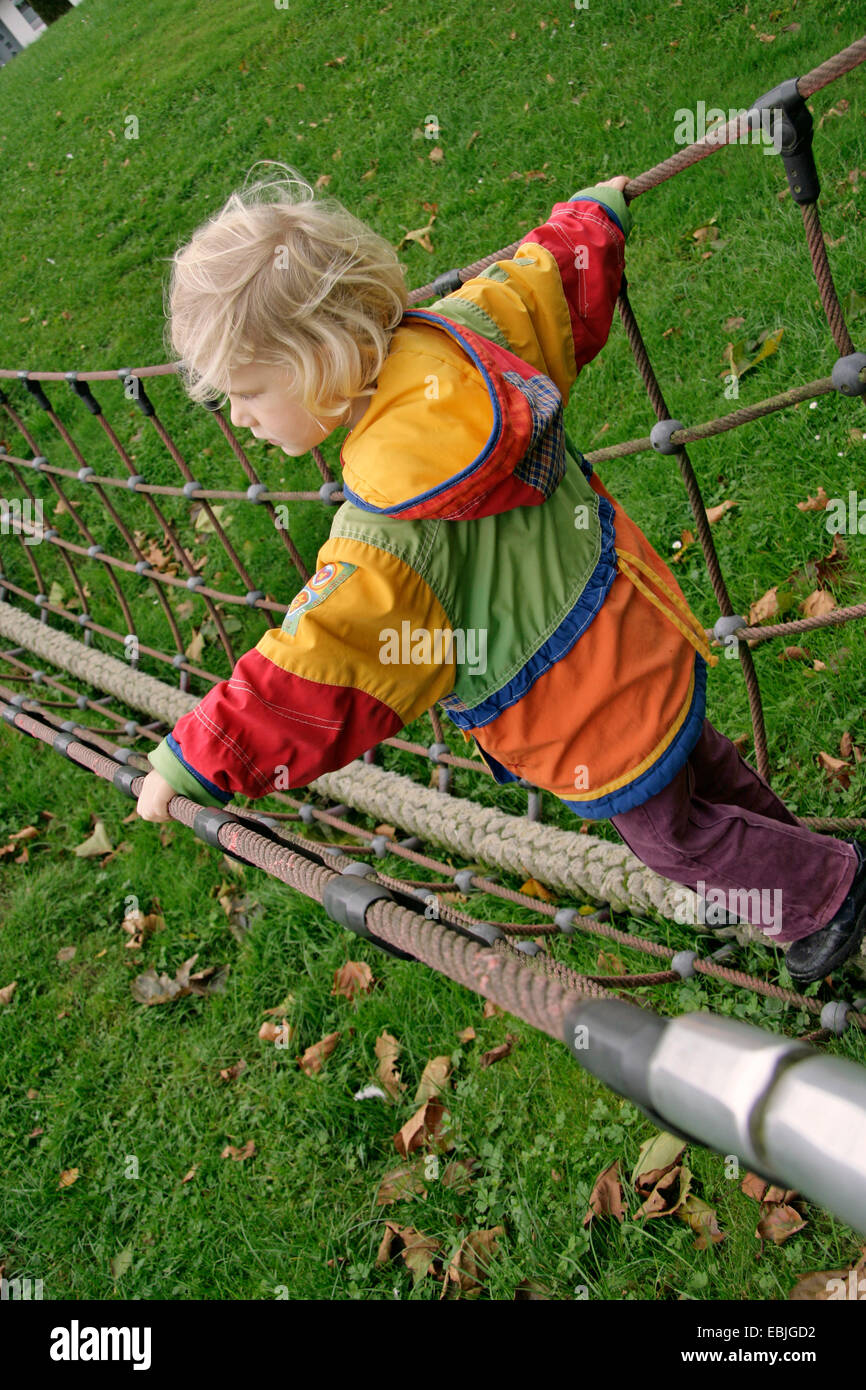 Bambina sul telaio di arrampicata, Germania Foto Stock