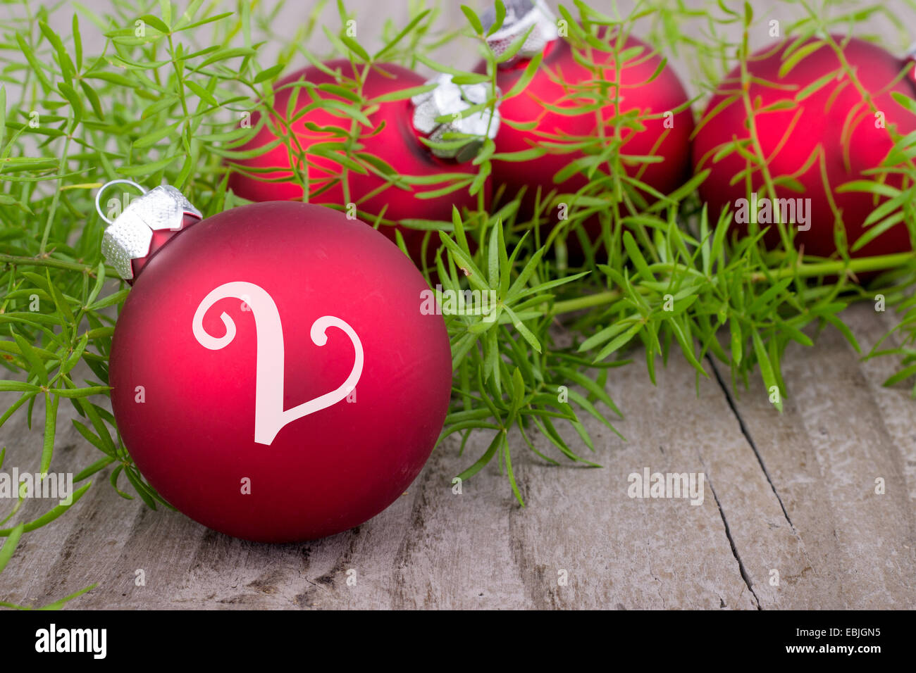Rosso quattro palle di Natale con due cifre Foto Stock