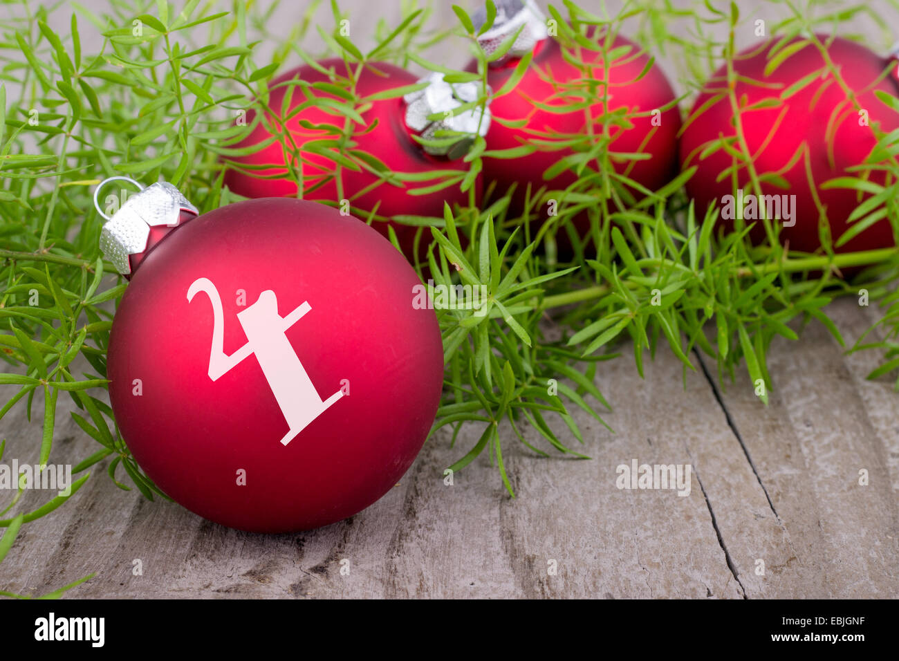Rosso quattro palle di Natale con la cifra indietro Foto Stock
