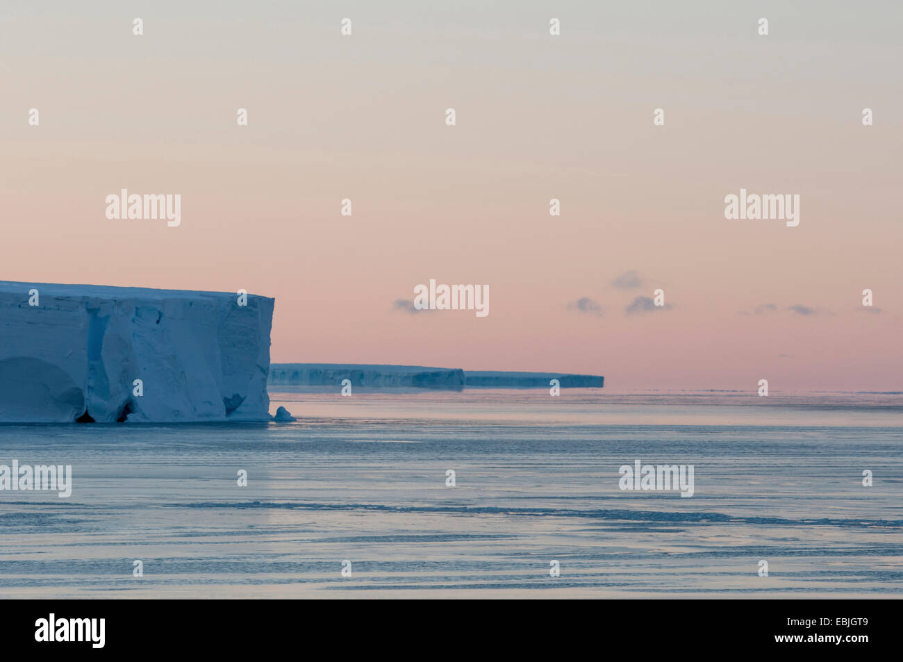 Red mattino cielo sopra il bordo di un tavolo vicino iceberg iceberg luogo di riposo Austasen, Antartide Foto Stock