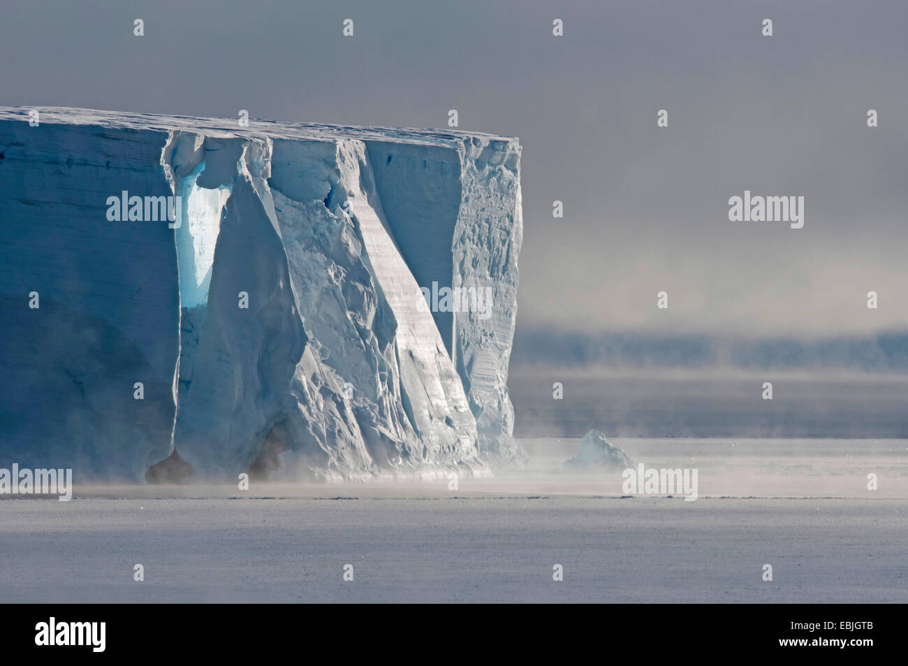 La nebbia attorno al bordo di un tavolo vicino iceberg iceberg luogo di riposo Austasen, Antartide Foto Stock