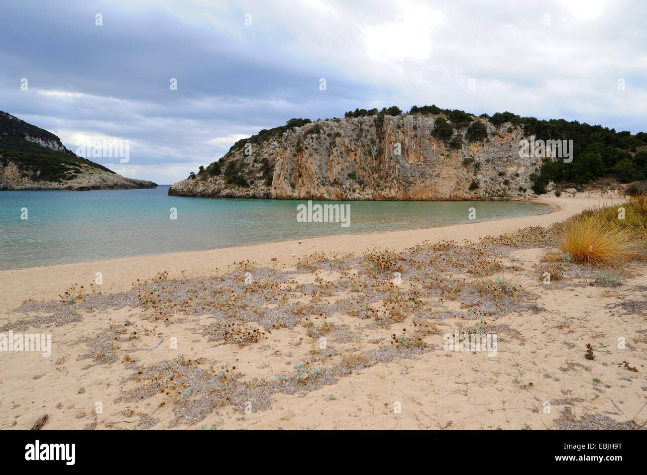 Baia con spiaggia di sabbia di linee da pareti di roccia, Grecia, Peloponneso, Messenia, Pylos Foto Stock