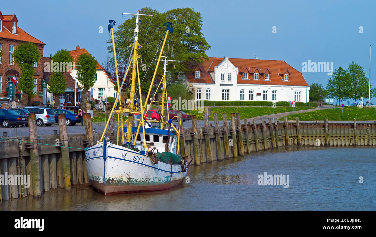 Il vecchio peschereccio nel porto, Germania, Schleswig-Holstein, Dithmarschen, Toenning Foto Stock