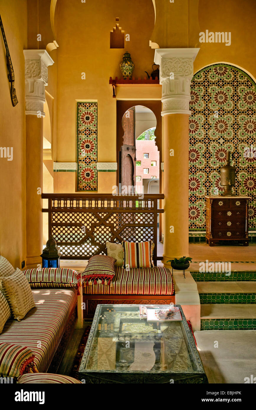Home marocchino interno con funzione lounge con decorazioni tradizionali e arredi. Foto Stock
