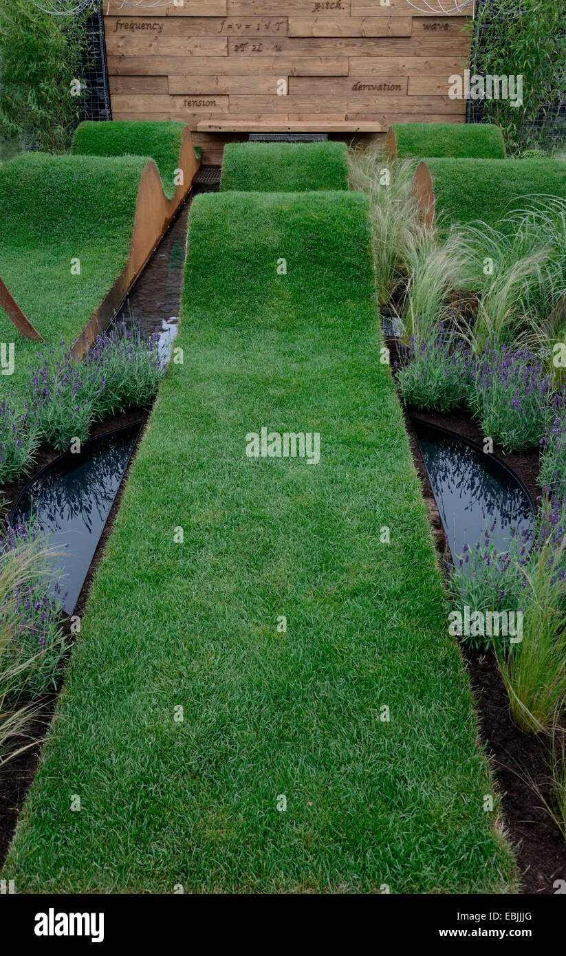 Prati ondulati in un giardino la replica di onde sonore con erbe e lavanda Foto Stock